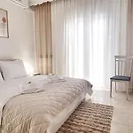דירה At *